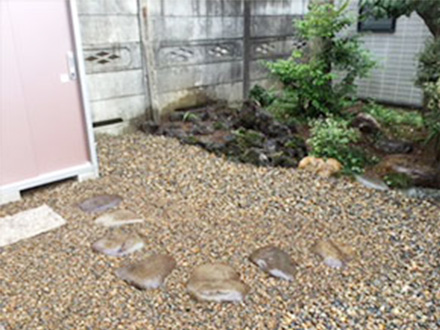 ぼく石の石組、全面砂利敷き