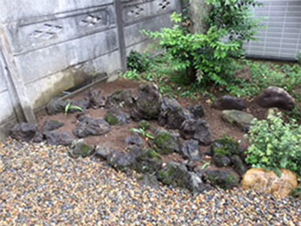 ぼく石の石組、全面砂利敷き